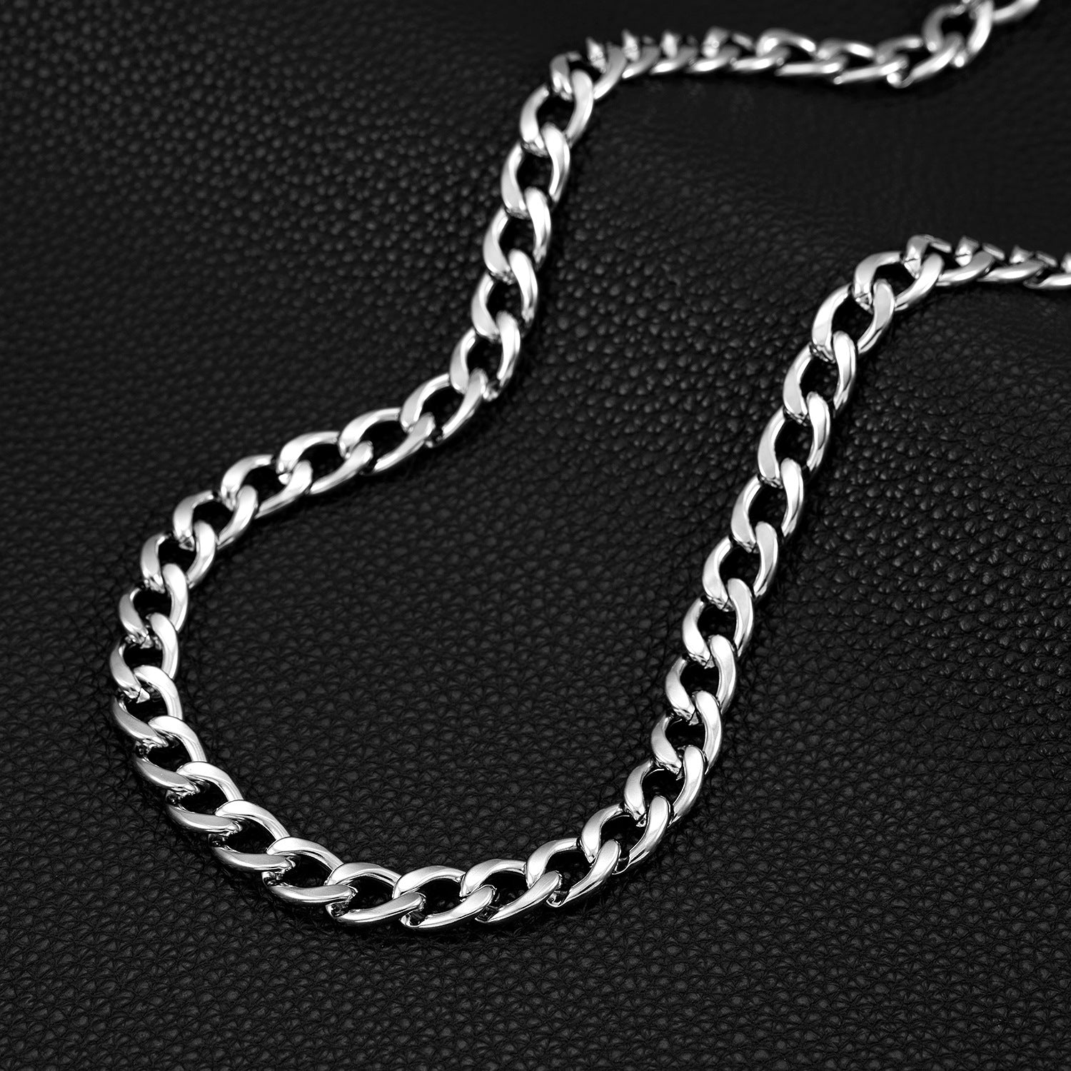 Single layer fishtail buckle trouser chain